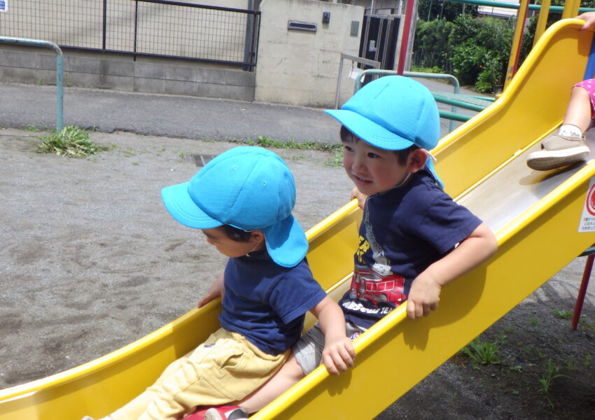 滑り台下に、一人、二人・・・とどんどん渋滞になると お友だちと笑いあい楽しそうな雰囲気でした！