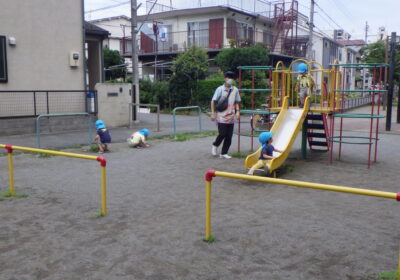 帰る前には、水分補給もしっかりと取っています。 「おかわり！」とたくさんお茶を飲みエネルギーも回復！  帰るときには、そらが一時曇り空になり風も吹いていたので、 少し帽子を外して風を浴び、「きもちいい~」ととっても笑顔で喜んでいました(*^-^*)