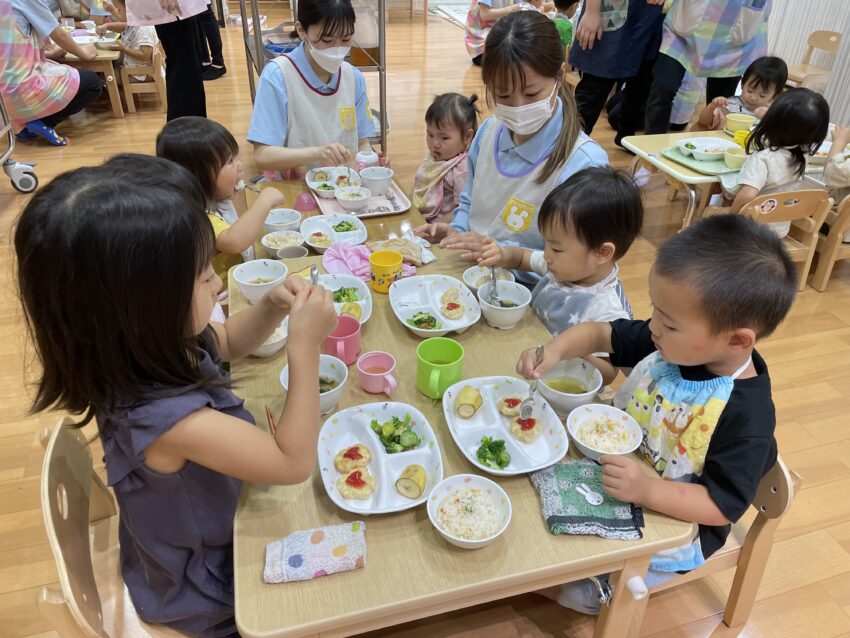 他クラス合同で会食をしました。<br />
いつもと違うお友達と一緒に食べる給食はおいしいねー。