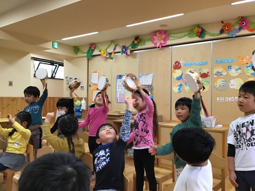 朝の時間に先生が楽器の準備をしていると、興味津々の子どもたち。<br />
音楽教室で楽器遊びをする事に気が付き、「早くやりたい～」と楽しみにしていました。<br />
音楽教室が始まると、ピアノに合わせて鈴やタンバリン、カスタネットをしました。<br />
3歳の時にもやっていたので、覚えていたのもあってあっという間に曲に合わせて鳴らすことが出来ました♪<br />
久しぶりの楽器遊びが楽しかったようで、「またやりたいね！」とニコニコしながらお話していました。<br />
市ヶ谷保育園では様々な楽器に触れ、音を聞く中でリズム感を養い、音の楽しさや美しさが感じられるようにしています。<br />
