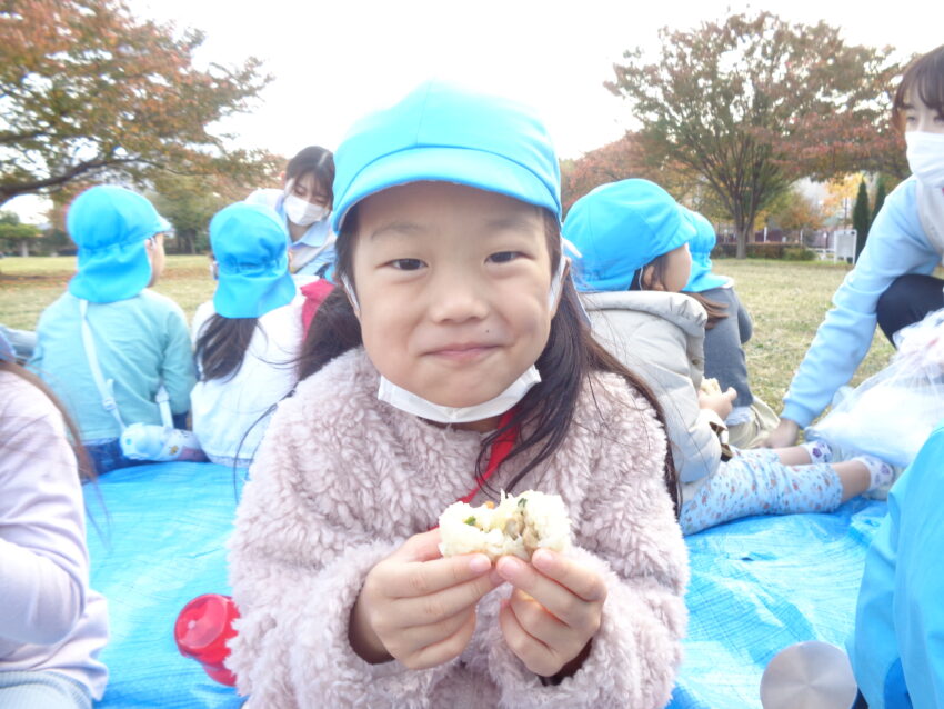 外で食べるのおいしい♡