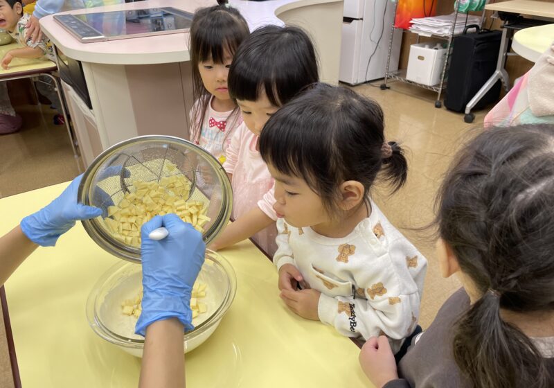 前日のいも掘りで収穫したおいもを使ってクッキング！