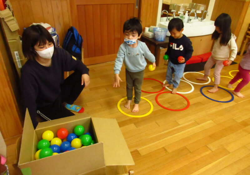 箱をめがけてカラーボールをポイっ