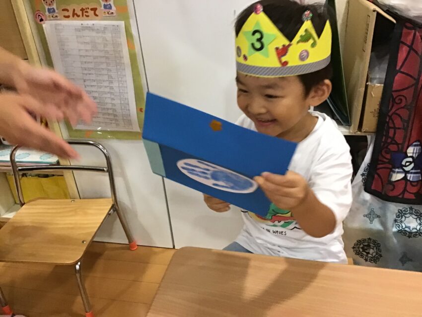 3歳のお誕生会をしました！<br />
保育者からのプレゼントをとても喜んでくれていました♪<br />
誕生会終了後もプレゼントと王冠を<br />
「持って帰るから大事に置いておいてね♪」<br />
とお話ししていて可愛かったです。