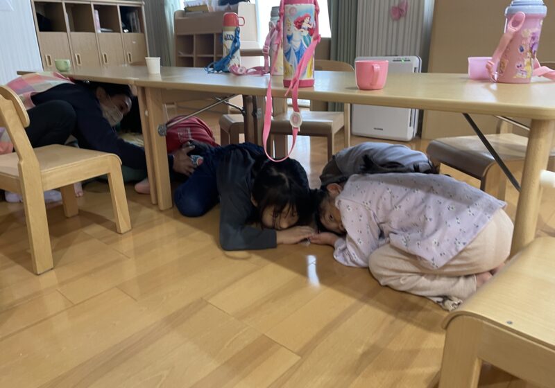 幼児クラスは机の下に素早く潜り込めます。