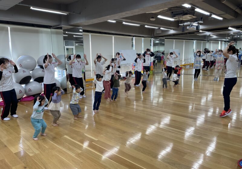 名古屋リゾート＆スポーツ専門学校の学生さんと幼児体育活動をしました。