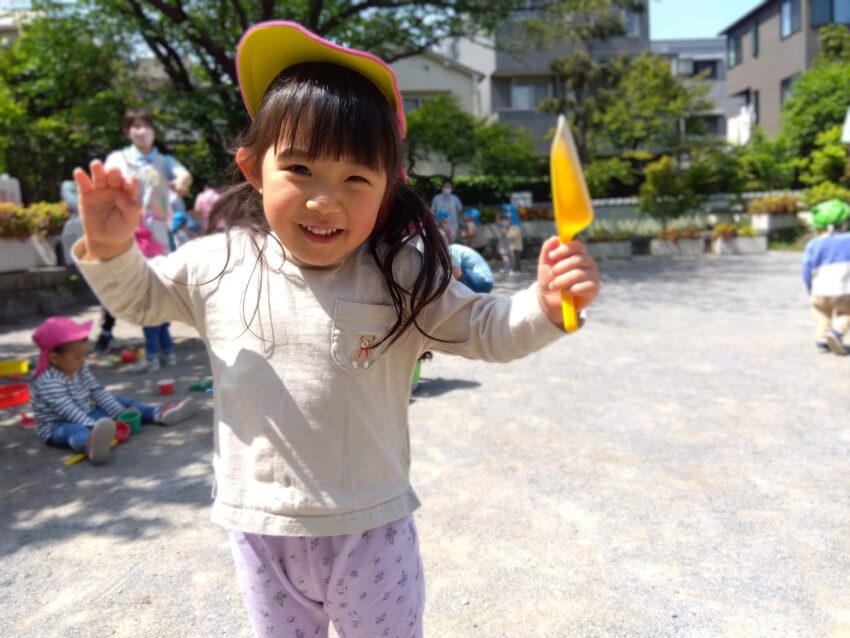 外遊びが大好きな2歳児さん。<br />
お友だちと手を繋いで公園までお散歩に行けるようになりました。<br />
自然物を見つけては「これは何かな？」と不思議そうに考えたり、<br />
「見て見て！」と先生の所まで走ってきて見せてくれたりしています。