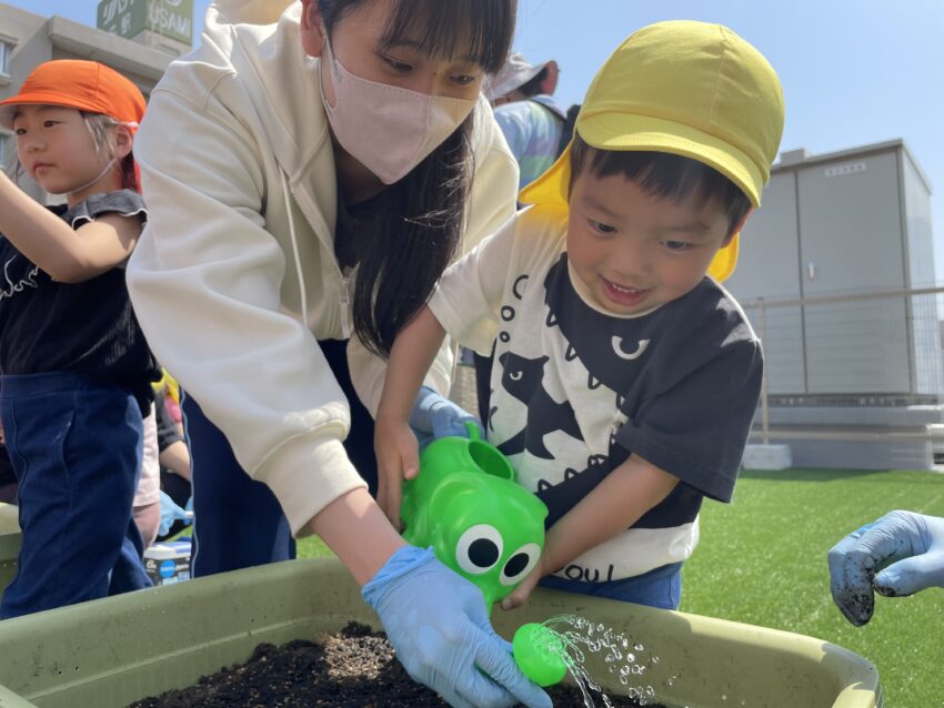 水やり🐘<br />
学生さんと一緒にたっぷりお水を与えました😄