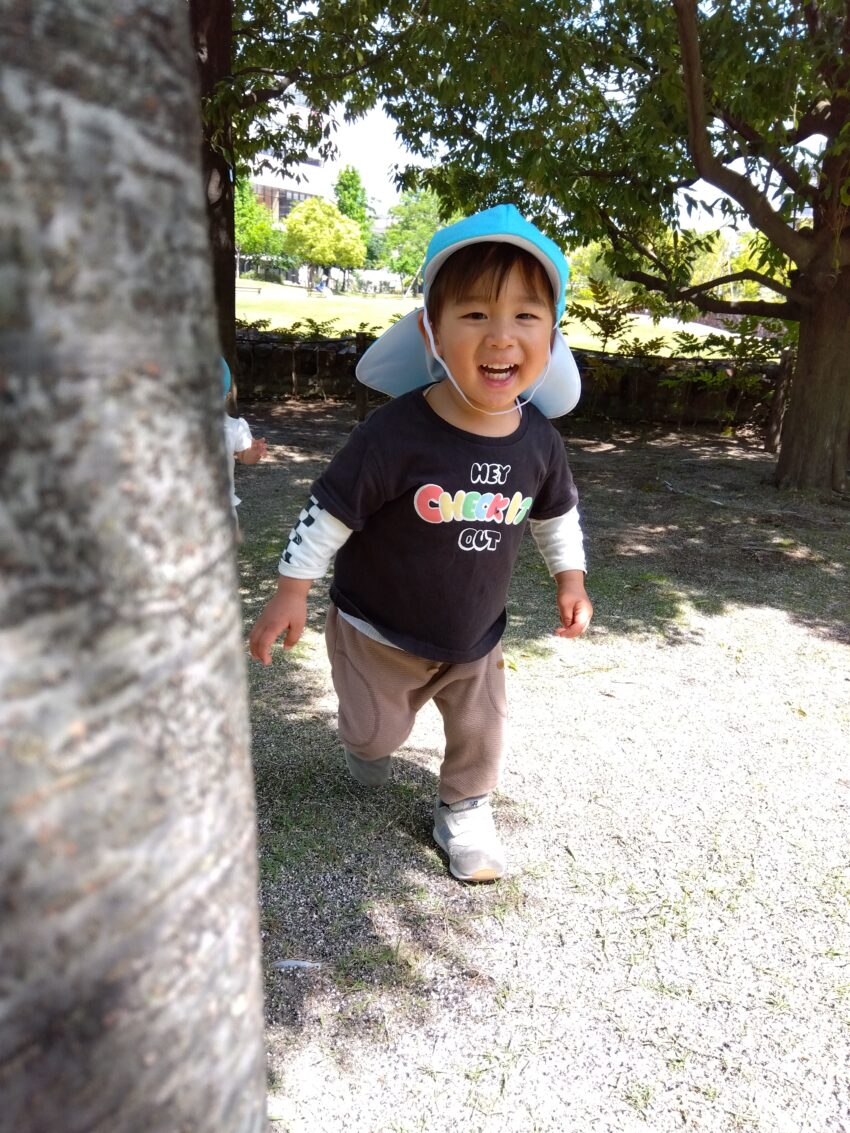 木の幹に隠れて、いないいないばぁ😊