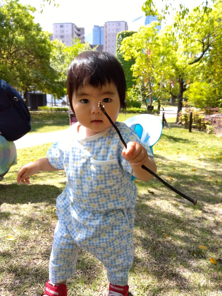 こんなに長い木の枝見つけたよ✨