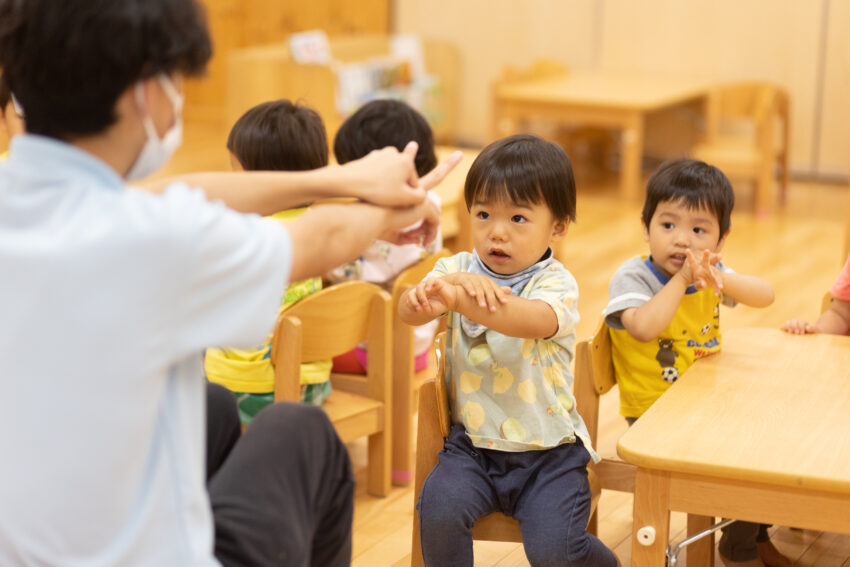 ～保育園の先生と一緒に触れ合い遊びをしてみませんか～<br />
日時：6月18日（火）10時～10時30分<br />
場所：ぽけっとランド市ヶ谷保育園　保育室<br />
内容：1，2歳児向けの触れ合い遊び、子育て相談<br />
対象：未就学の１，２歳児<br />
＊先着5名様までとなります。<br />
予約制となりますので、ご連絡をお待ちしております。<br />
電話：０３－５２２７－７５２０<br />
お問い合わせフォームからも予約できます。<br />
<br />
同日に園見学も可能です！