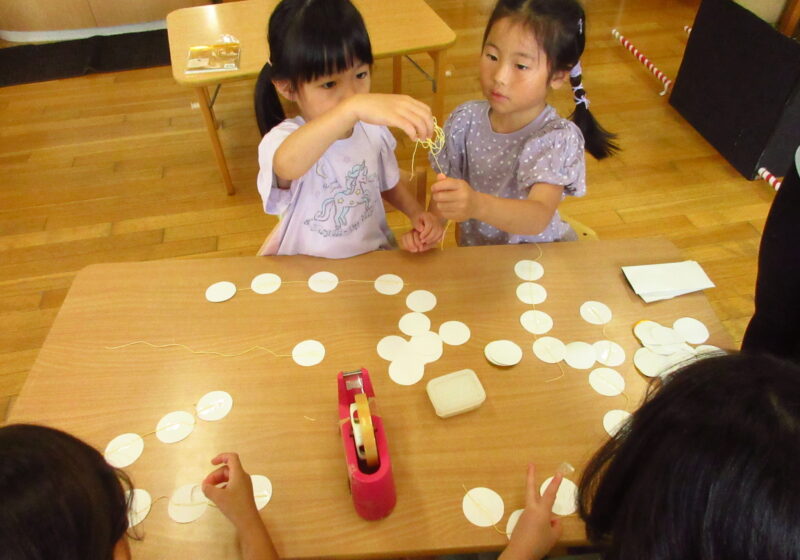 黄色い糸を同じ長さに切って…