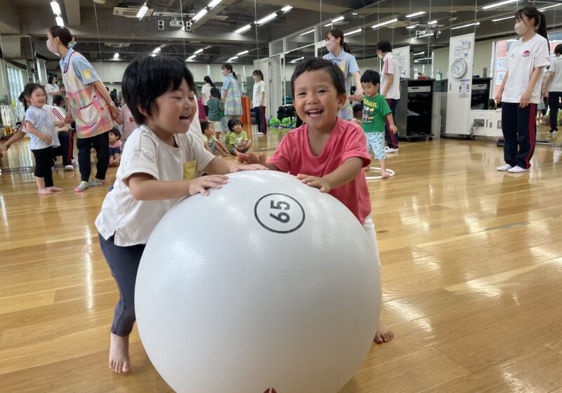 友達と大玉転がしに挑戦✨ころころ🎵