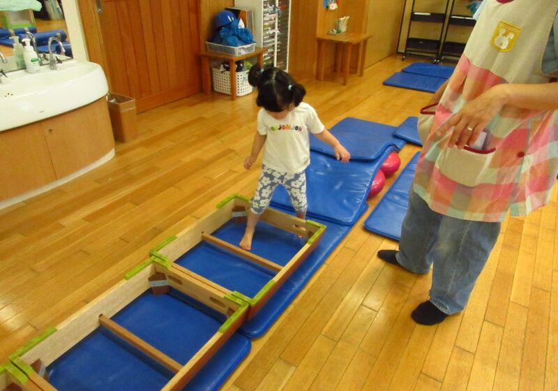 跳び箱の枠を踏まないように…