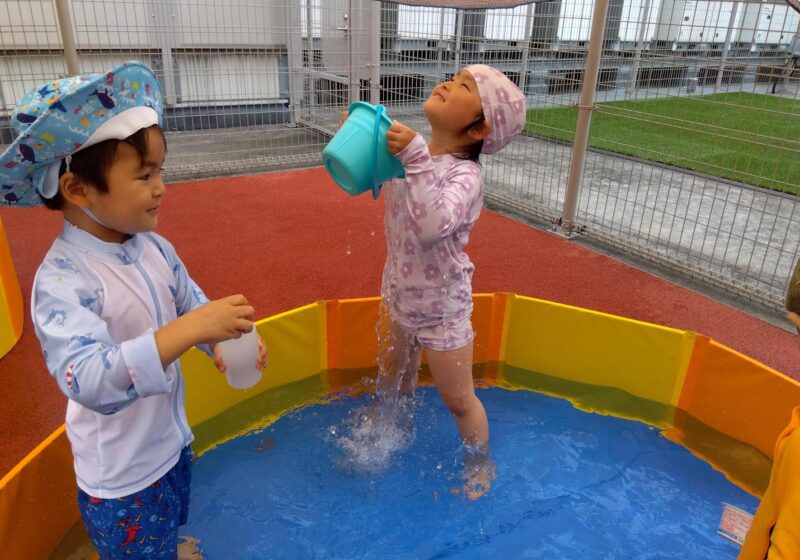 自分に水を掛けています。気持ち良さそ～♫