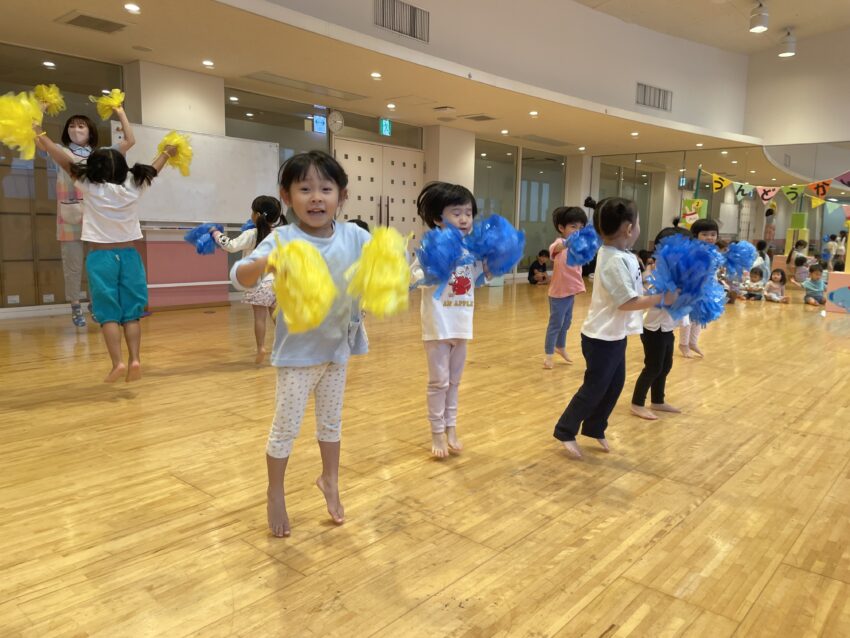 いよいよ明日は待ちに待った運動会です🚩<br />
日々重ねてきた練習に上達が見られ、見てもらうことで自信がつき、今ではリハーサルにて堂々と発表する姿があります✨<br />
子どもたちはイキイキしています🎵