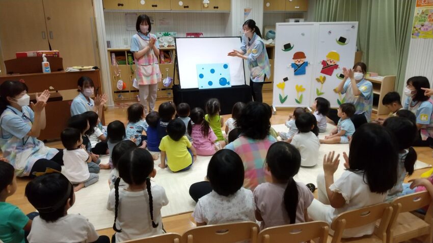 子どもたち、保育士の「お誕生日おめでとう✨」の声が室内に広がっていました🎉<br />
とても温かい雰囲気の中で行われました😌