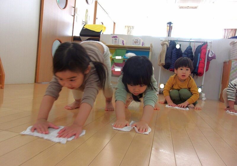 ２歳児さん　雑巾がけ　よーいどん！！