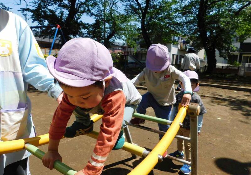 太鼓橋に挑戦！３歳児