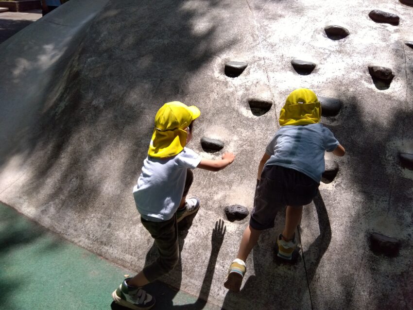 市ヶ谷保育園の周囲には様々な大きさ、遊具のある公園があります。<br />
４歳児さんが今回行ったのは白銀公園。<br />
登り棒や、本物の石が埋め込まれている山に登る事に挑戦しました！<br />
