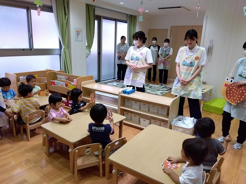 名古屋医療秘書福祉＆IT専門学校の学生さんによる活動が行われました🤭<br />
かたつむりの型に指先を使って、シールを貼って模様をつけました🎵<br />
