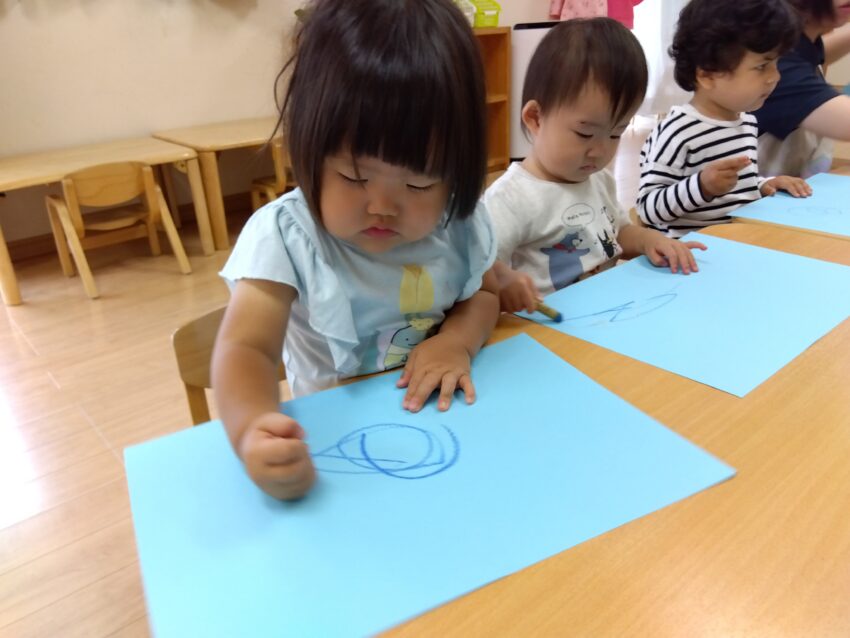 次に水色の画用紙に雨模様を描きます💧