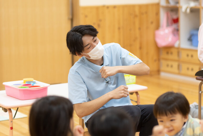 １歳児のたんぽぽ組のお友だちや先生と一緒に楽しく手遊びや触れ合い遊びが出来ます🐻<br />
是非遊びに来て下さいね！