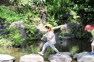 日頃体操教室や遊びの中で飛び越える運動をしているので怖がらずに楽しい気持ちで飛び越えています。