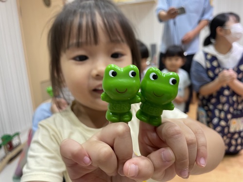 指に蛙をはめて嬉しそうな子どもたち🐸