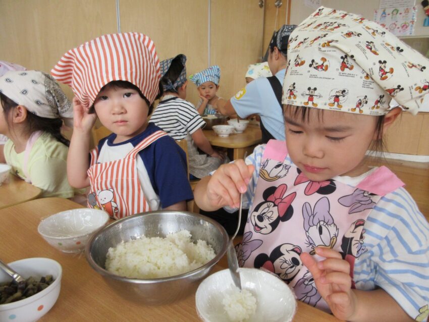 味噌なすおにぎり作り！<br />
ちょっぴり苦手なナスだけど、、、<br />
みんなで育てたナスだからとってもおいしい♡と、たくさん食べていました☆