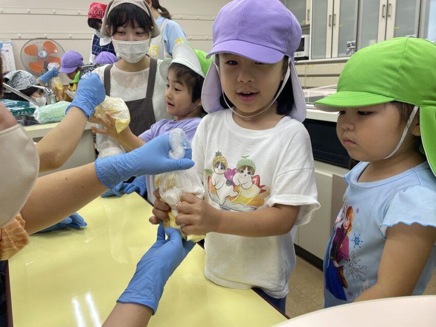 名古屋こども専門学校食育コースの学生さんと一緒に、「バナナマフィン」作りをしました。