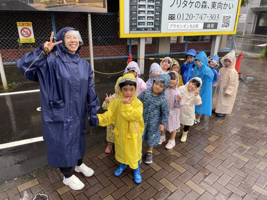 雨の中でもレインコートを着て、楽しく歩いて姉妹校の名古屋リゾート＆スポーツ専門学校へ行きました。