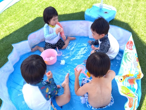 水遊び開きです🌞<br />
水の中に座ってお友達とお水の感触を楽しむ子どもたち🤭