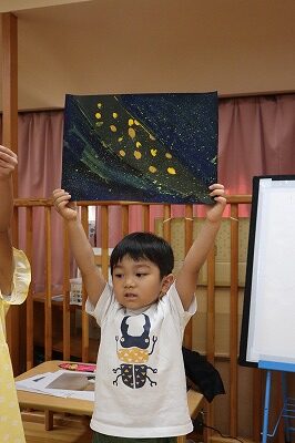 5歳児さんは自分たちで天の川を表現したものを見せてくれました。一人一人が違っていてとても素敵✨どうやって作り上げたのかを説明もしてくれました。