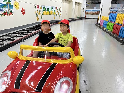 昼食後はゴーカートに乗って運転も体験🚙