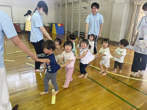 遊び感覚で入退場の練習を進めていきます✨