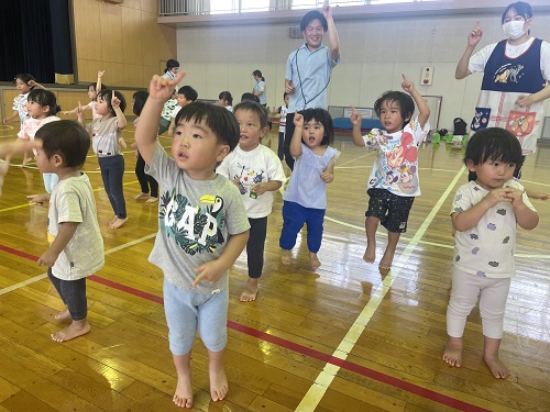 みんなで体操して、元気いっぱい体を動します✊