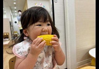 食育「トウモロコシの皮むき」