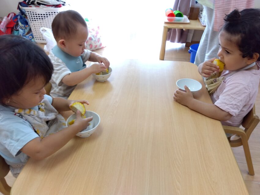 皮をむいたトウモロコシは給食の時間に食べました😋