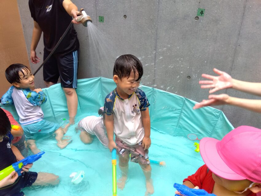 水鉄砲などで水を掛け合って遊んでいます🌈<br />
「もっともっと～！」と掛けられるのを喜ぶ子どもたちです(^^♪