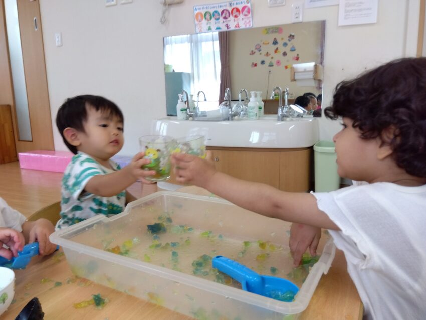 コップに入れるとカラフルなジュースの完成🍹