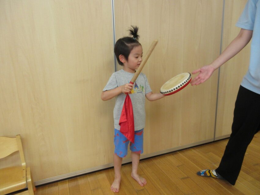 次は太鼓！沖縄では「パーランクー」と呼びます♪<br />
叩く強さを変えると音も全然違う！