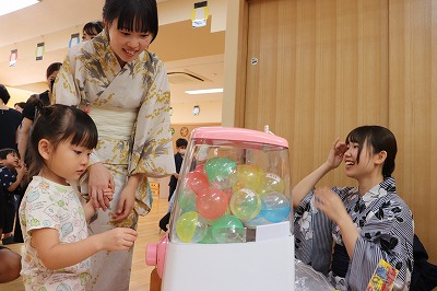 先生も浴衣を着て、夏祭りの雰囲気を子どもたちが感じられるようにしています。日本の伝統を視覚からも感じられるようにしています。