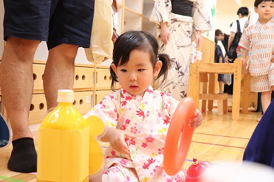 1歳児さんでも楽しめるように輪投げも輪を入れることを楽しめるようにしました。