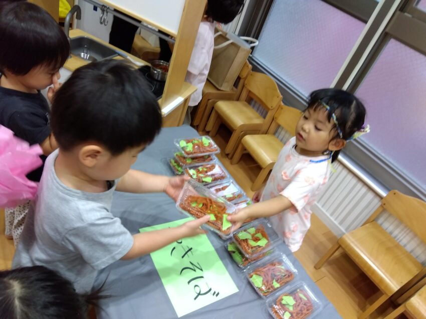 焼きそば、チョコバナナ、ジュース、わたがし<br />
一つひとつ、子どもたちの手作りの作品です👏<br />
<br />
はちまきをして、元気いっぱいに「いらっしゃいませー！」<br />
商品の受け渡しをしていきます👏<br />
<br />
店内はお客さんでいっぱいでした😆<br />
子どもたちは最後まではりきって取り組んでいました😄<br />
<br />
遊びを通じて、さまざまなことを学んでいきます✨