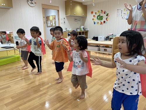 運動会で踊る曲を練習しています😆<br />
みんなが担任の先生に注目✨<br />
マントをつけてやる気まんまんの子どもたちです🤩<br />
馴染みのある曲で、<br />
一人ひとりが親しみをもって踊りを楽しんでいます🥰