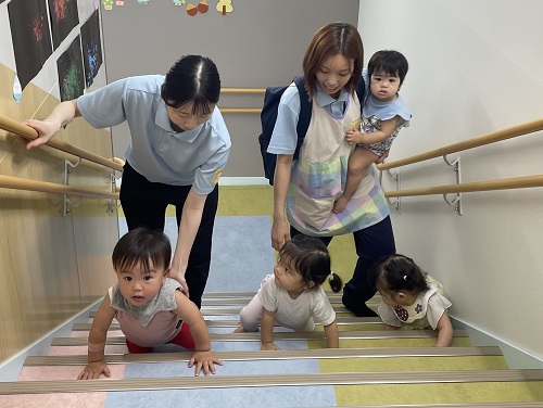 園内には階段があり、子どもたちは階段が好きで、ハイハイで一段一段のぼっていきます👣<br />
月齢があがってきて、積極的に階段をのぼろうとする姿が見られるようになってきました😊<br />
<br />
日常生活の中で日頃から使用する階段は、足腰も自然と鍛わり、良い運動となっています😄