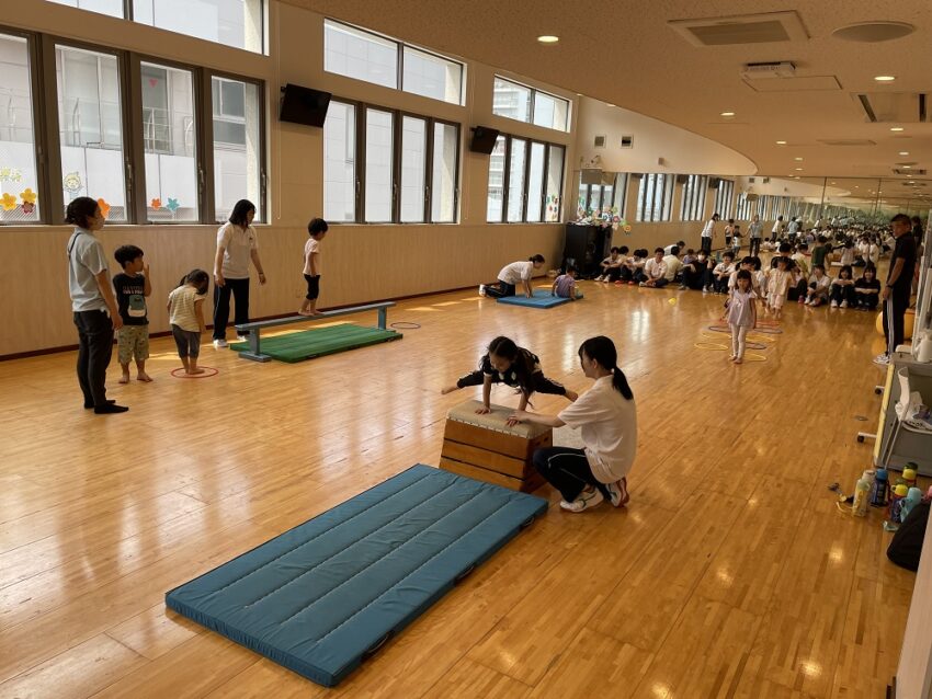 平均台、マット、跳び箱など、みんなと体を沢山動かして楽しみましたよ！