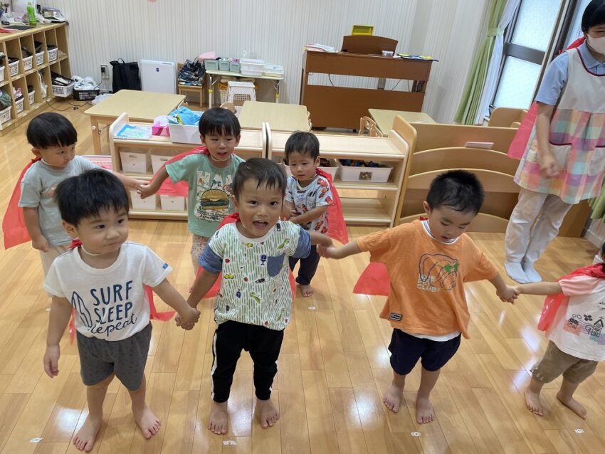 マントをつけて、つもりあそびをして楽しみました。<br />
曲に合わせて踊ったり、みんなと手をつないで楽しみましたよ♬