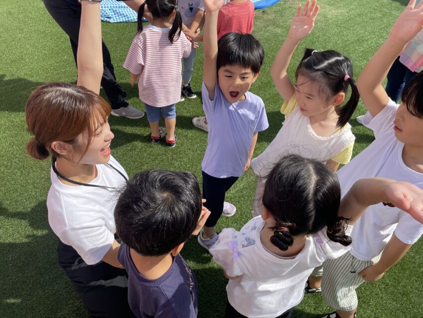 食育コースの学生さんが土を準備してくれたので、子どもたちが種植えをしました。